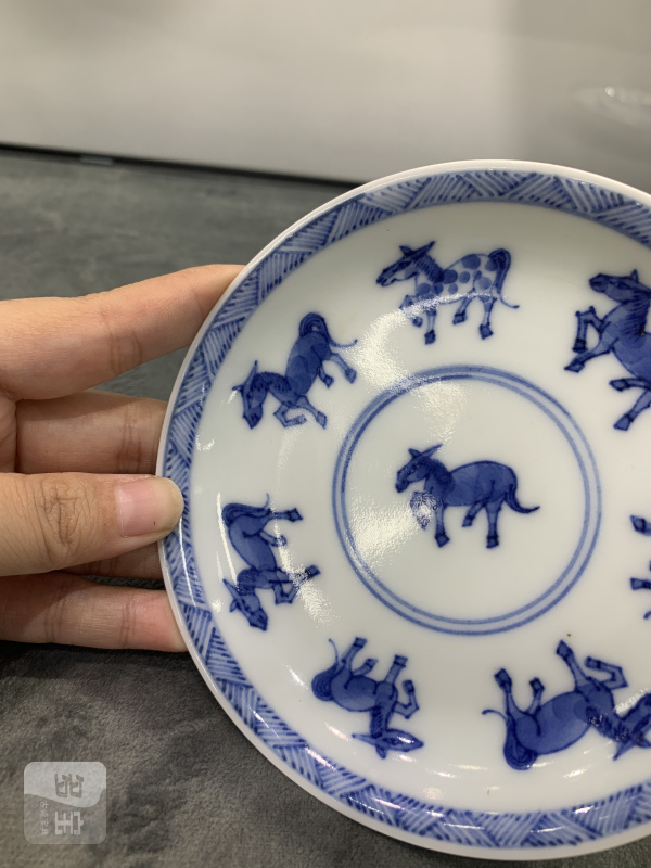 清康熙青花八骏图小盘 - 图4